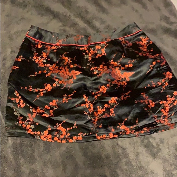 China tea skirt black with red roses - Picture 2 of 3